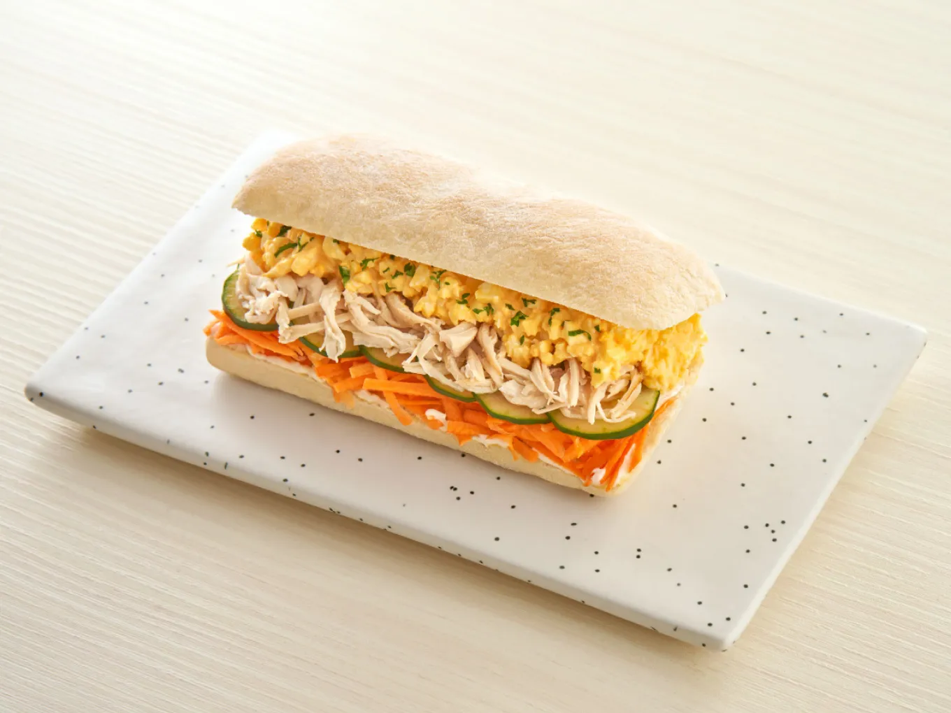 Sandwich Salad dengan Telur dan Ayam