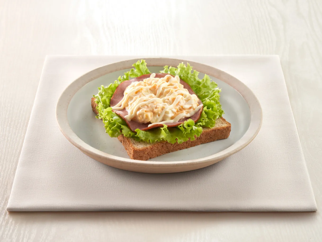 Open Sandwich dengan Salad Telur