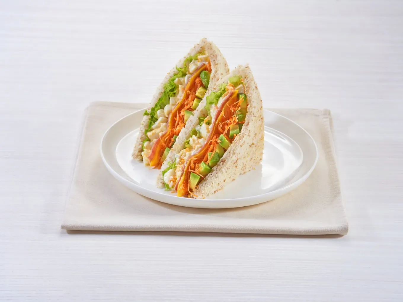 Sandwich Salad Telur, Alpukat dan Smoked Beef