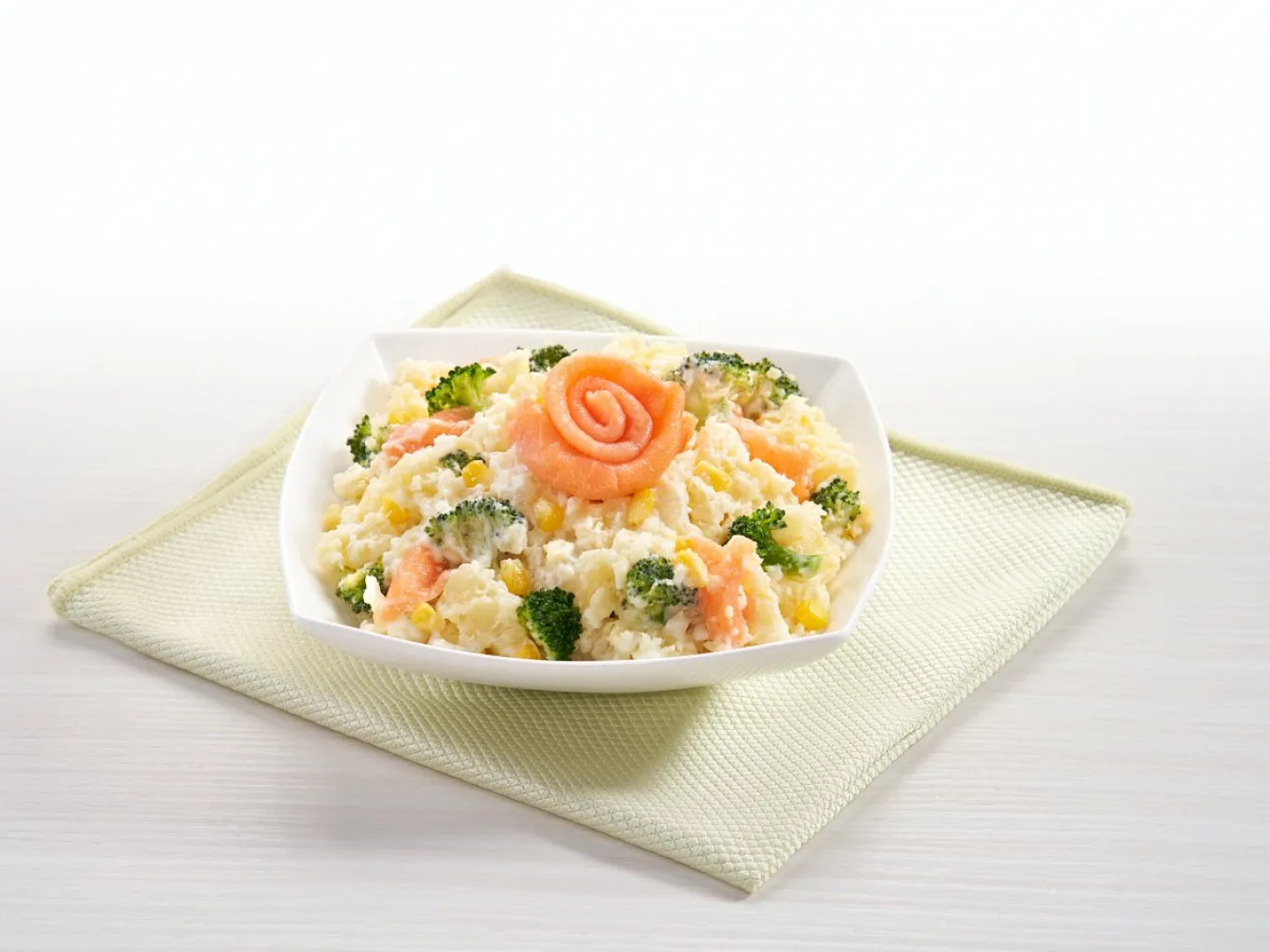 Salad Kentang ala Jepang dengan Brokoli dan Salmon