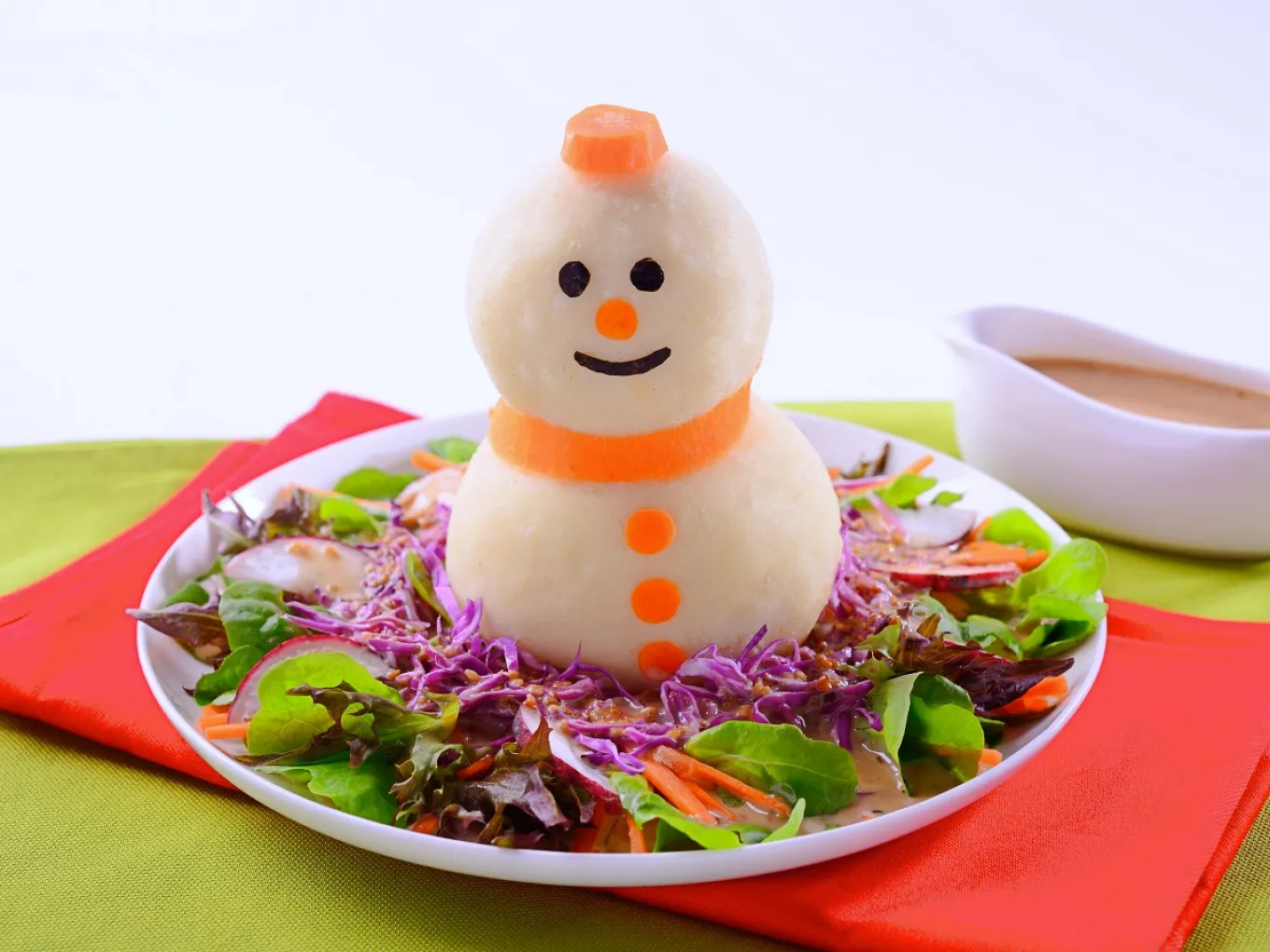 Boneka Salju dengan Salad Sayuran