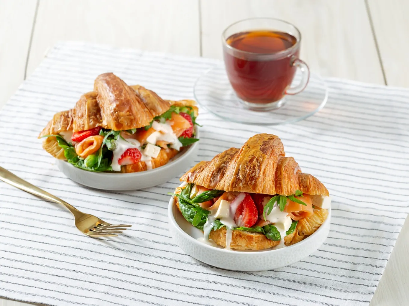 Sandwich Croissant Stroberi dan Keju Feta