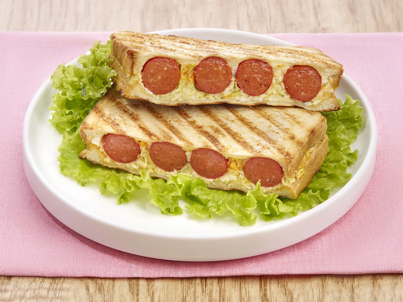Sandwich Coleslaw dan Sosis